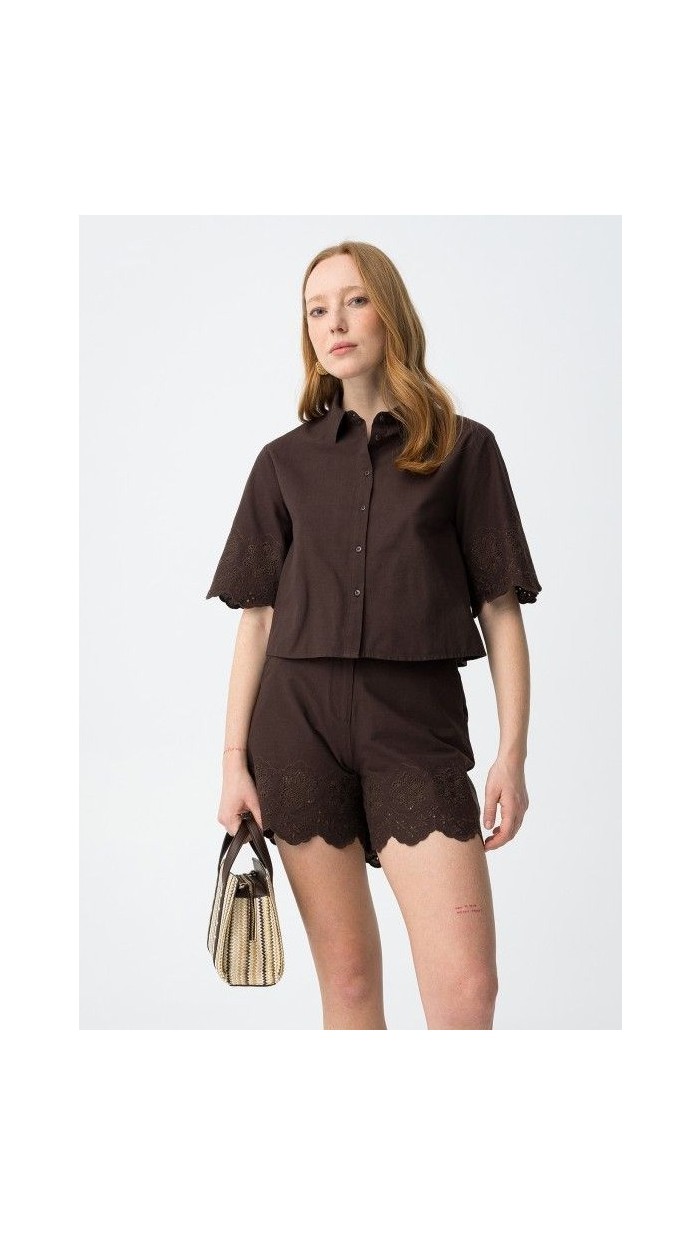 camisa marrón choco bordada