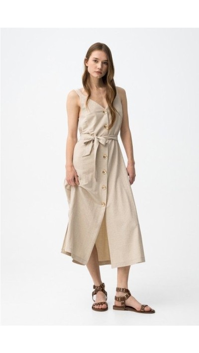 Vestido color arena botones delanteros tira ancha escote v