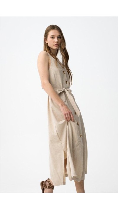 Vestido color arena botones delanteros tira ancha escote v