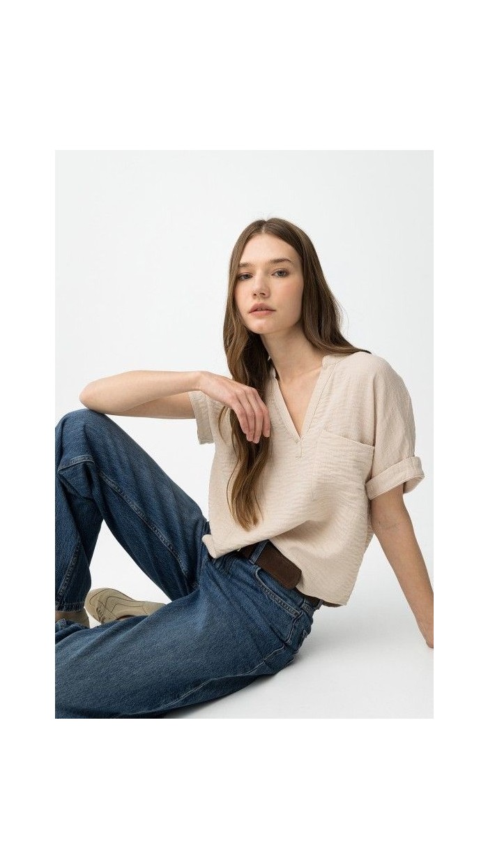 blusa satén bolsillo cuadrado delantero, beige y azul marino