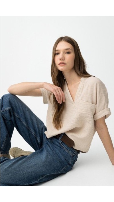 blusa satén bolsillo cuadrado delantero, beige y azul marino