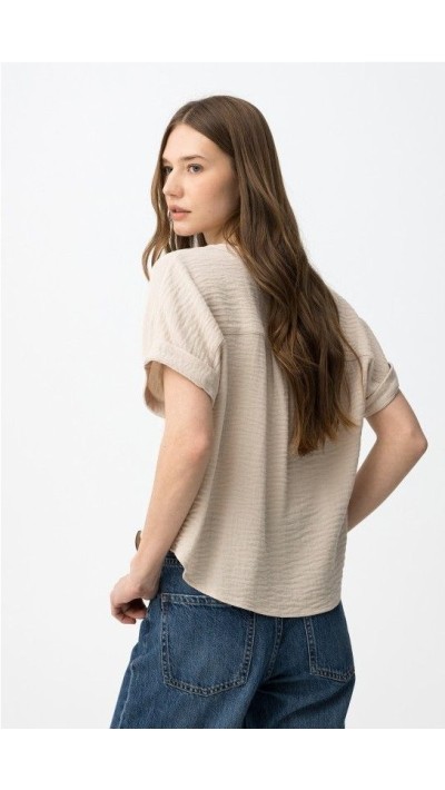 blusa satén bolsillo cuadrado delantero, beige y azul marino