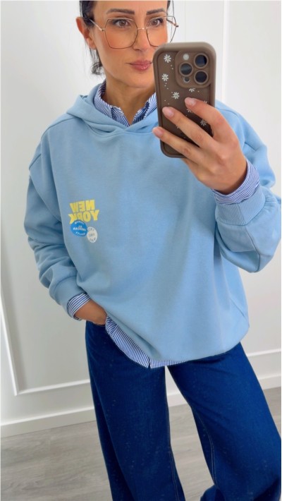 sudadera con capucha emperchada azul y amarillo, dibujo delantero y tr