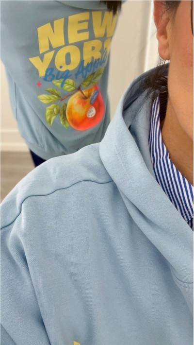 sudadera con capucha emperchada azul y amarillo, dibujo delantero y tr 2