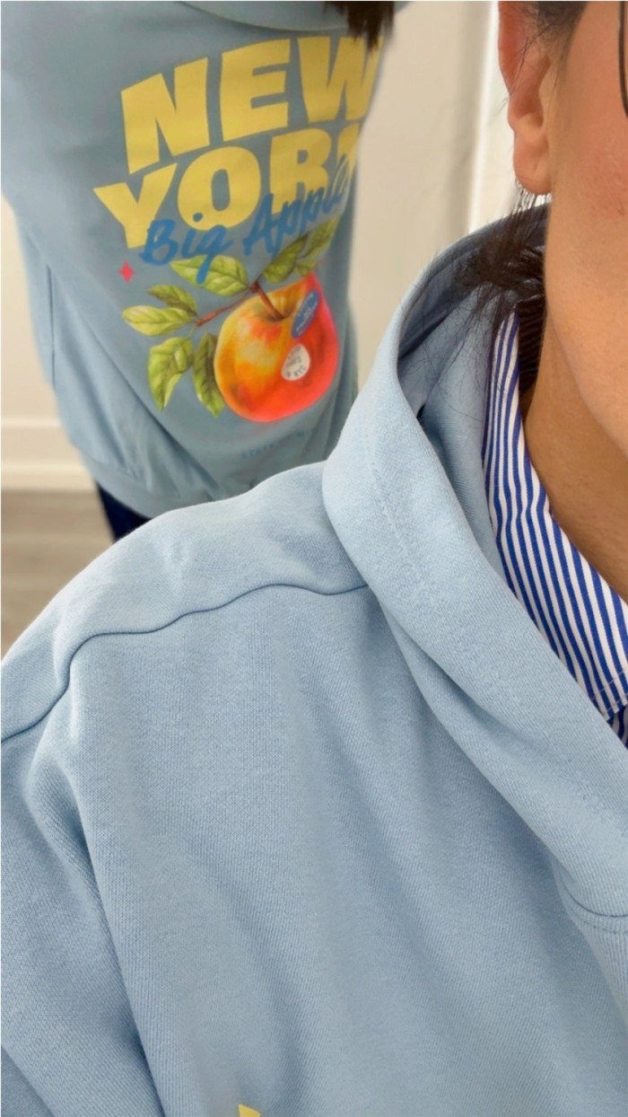 sudadera con capucha emperchada azul y amarillo, dibujo delantero y tr