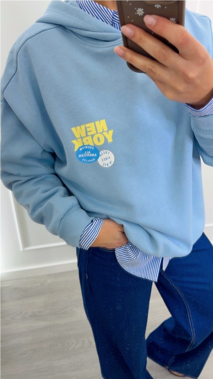 sudadera con capucha emperchada azul y amarillo, dibujo delantero y tr