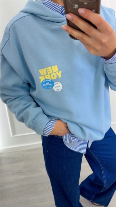 sudadera con capucha emperchada azul y amarillo, dibujo delantero y tr