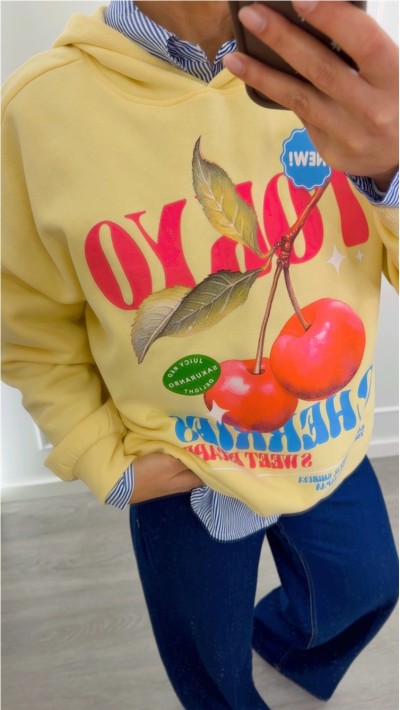 sudadera con capucha emperchada azul y amarillo, dibujo delantero y tr