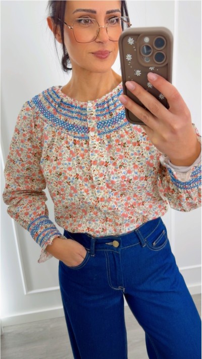 blusa estampada flores nido de abeja a contraste en azul , goma en puñ