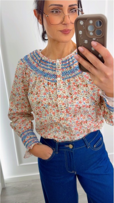 blusa estampada flores nido de abeja a contraste en azul , goma en puñ