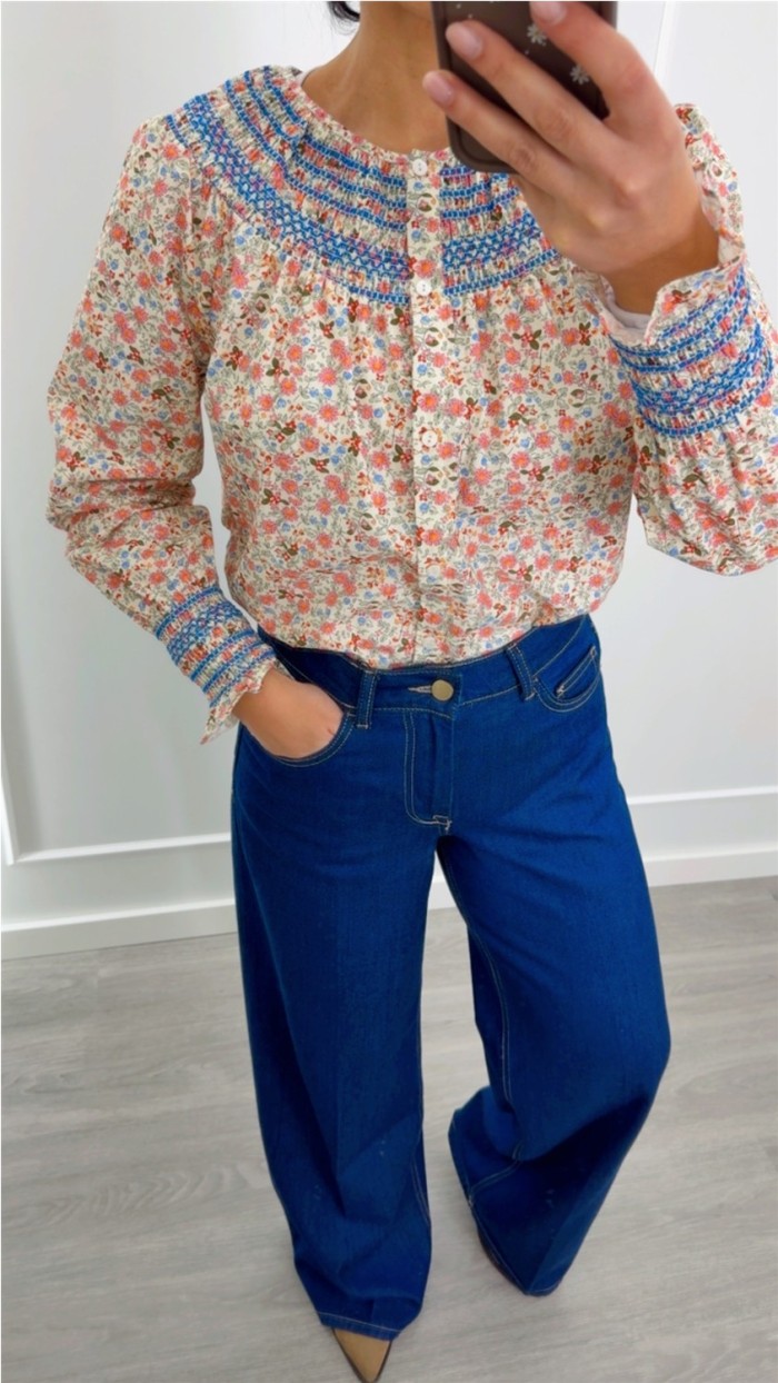 blusa estampada flores nido de abeja a contraste en azul , goma en puñ