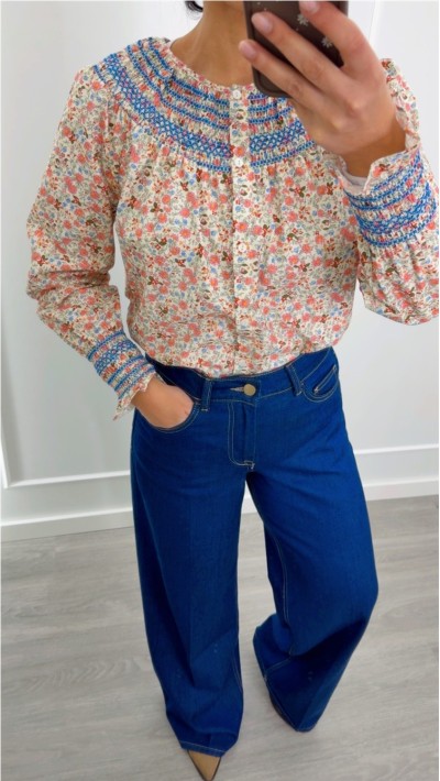 blusa estampada flores nido de abeja a contraste en azul , goma en puñ