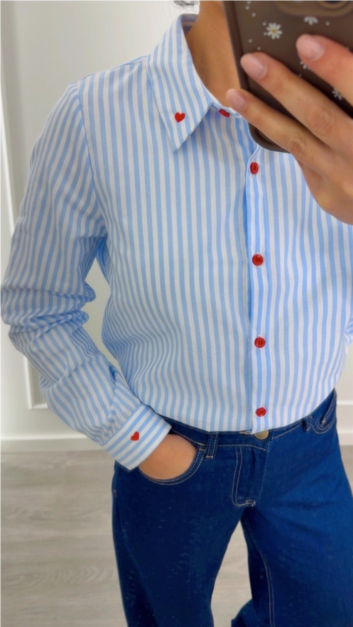 camisa de rayas en azul claro detalle botones en rojo, corazones en cu