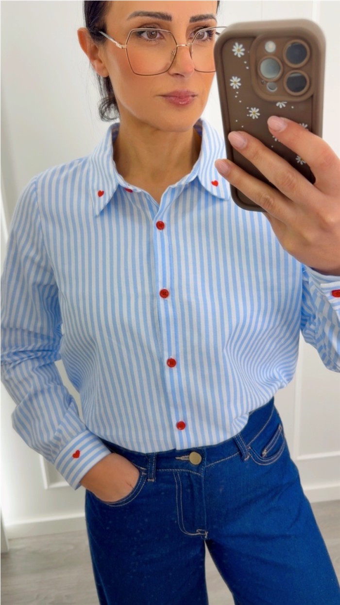 camisa de rayas en azul claro detalle botones en rojo, corazones en cu