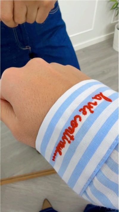 camisa de rayas en azul claro detalle botones en rojo, corazones en cu