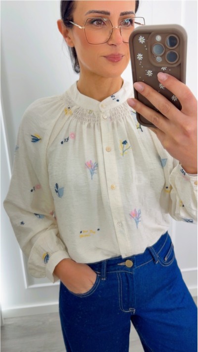 blusa estampado bordados de ramilletes de flores, fondo beige