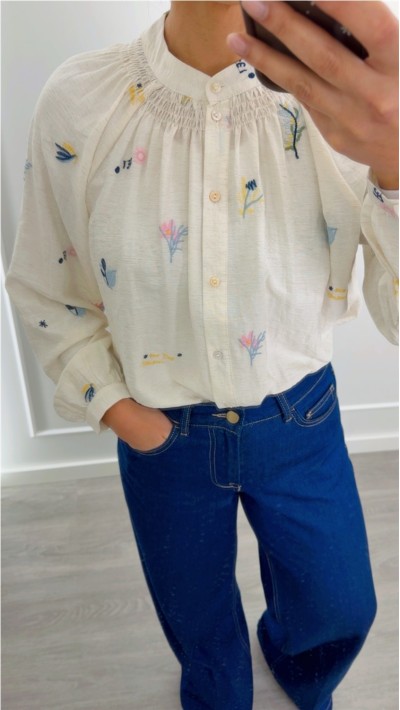 blusa estampado bordados de ramilletes de flores, fondo beige 2