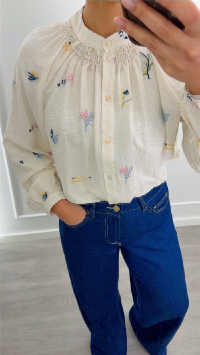 blusa estampado bordados de ramilletes de flores, fondo beige