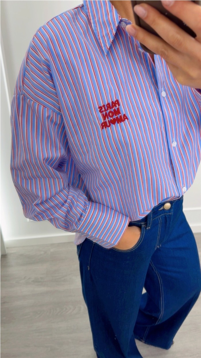 camisa rayas azules y rojas, detalle frase en rojo