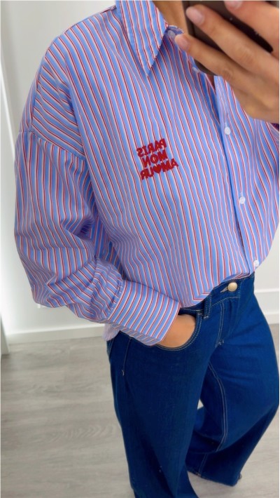camisa rayas azules y rojas, detalle frase en rojo