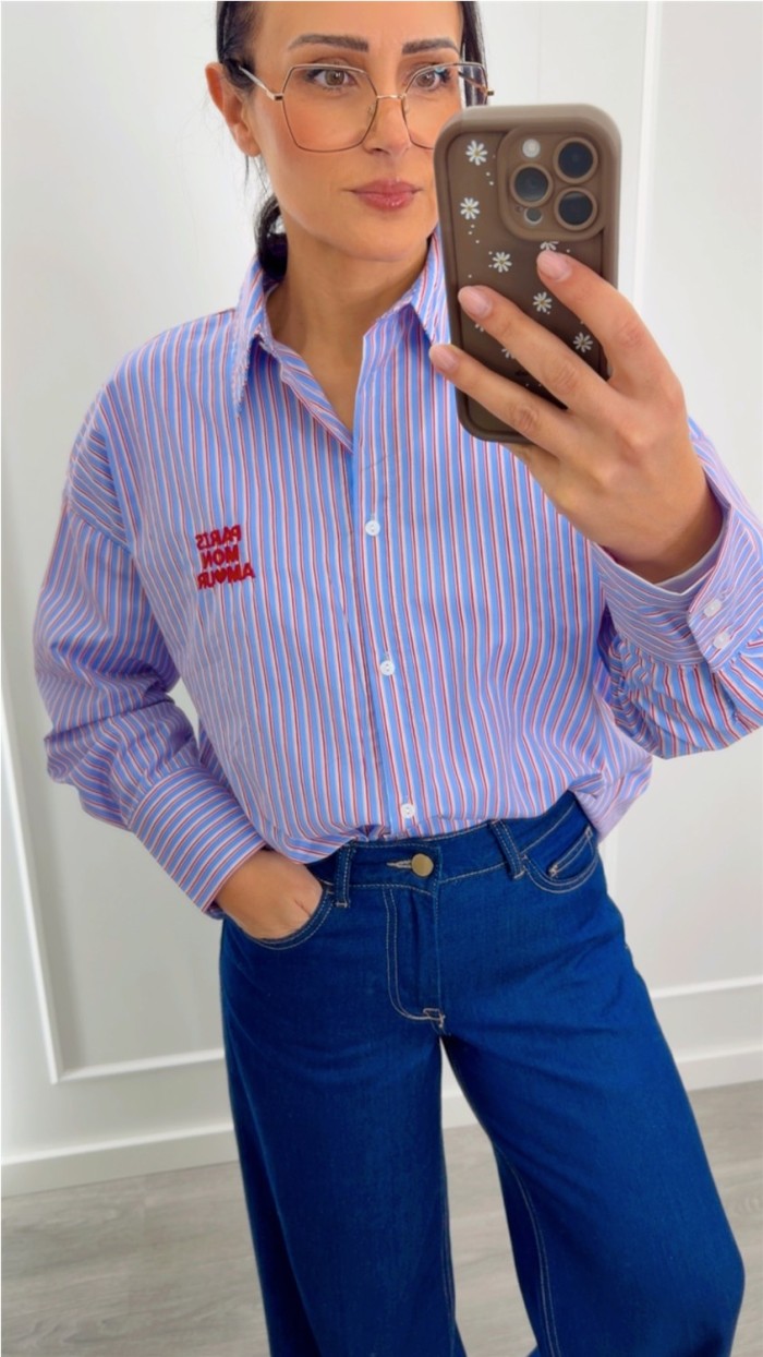 camisa rayas azules y rojas, detalle frase en rojo