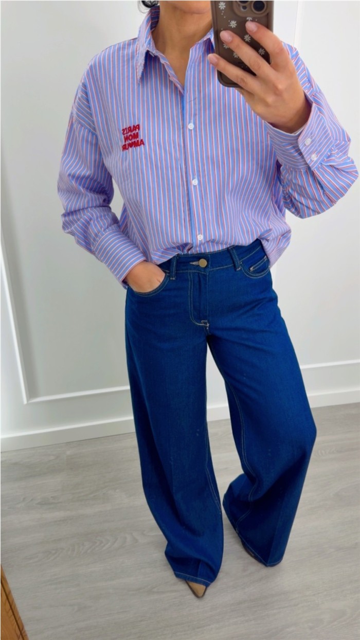 camisa rayas azules y rojas, detalle frase en rojo