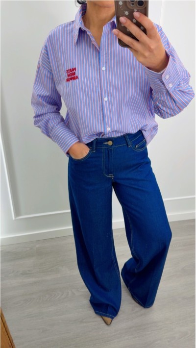 camisa rayas azules y rojas, detalle frase en rojo