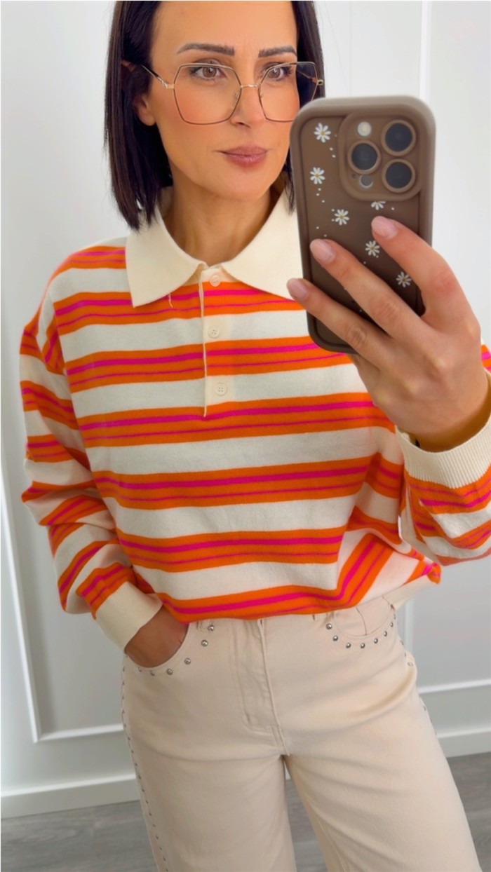 polo rayas de colores coral y naranja, fondo beige