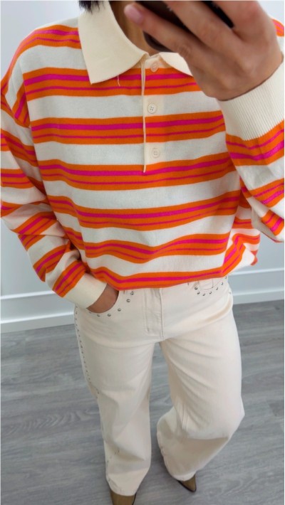 polo rayas de colores coral y naranja, fondo beige