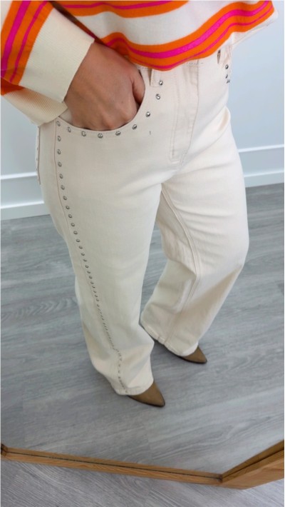 polo rayas de colores coral y naranja, fondo beige