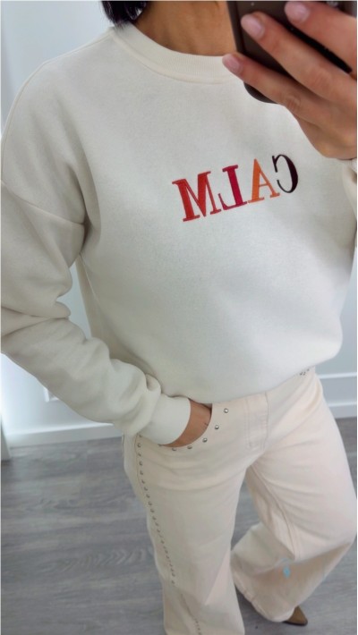 sudadera beige calm letras a contraste de colores