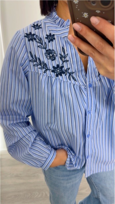 blusa rayas azul bordado en escote