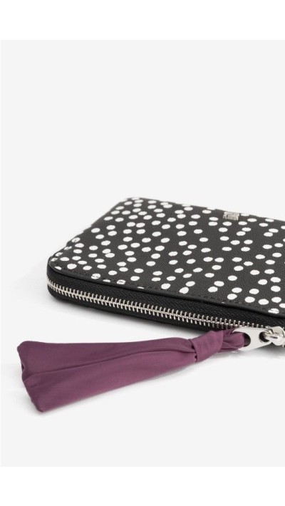 monedero fondo negro con pintitas en blanco y detalle lazo en morado