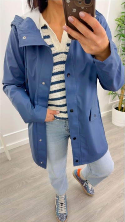 chubasquero azul con capucha y bolsillos laterales