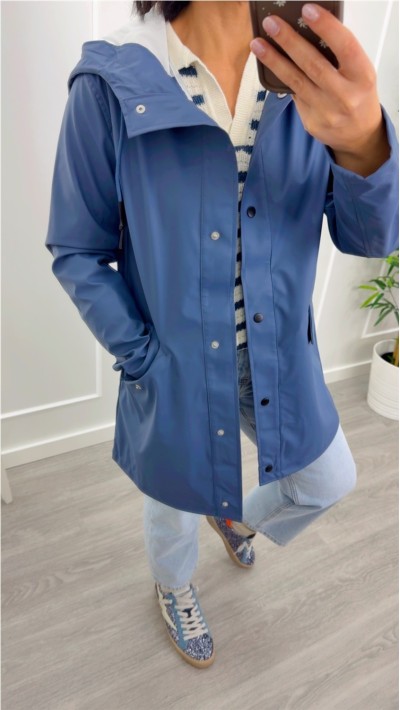 chubasquero azul con capucha y bolsillos laterales