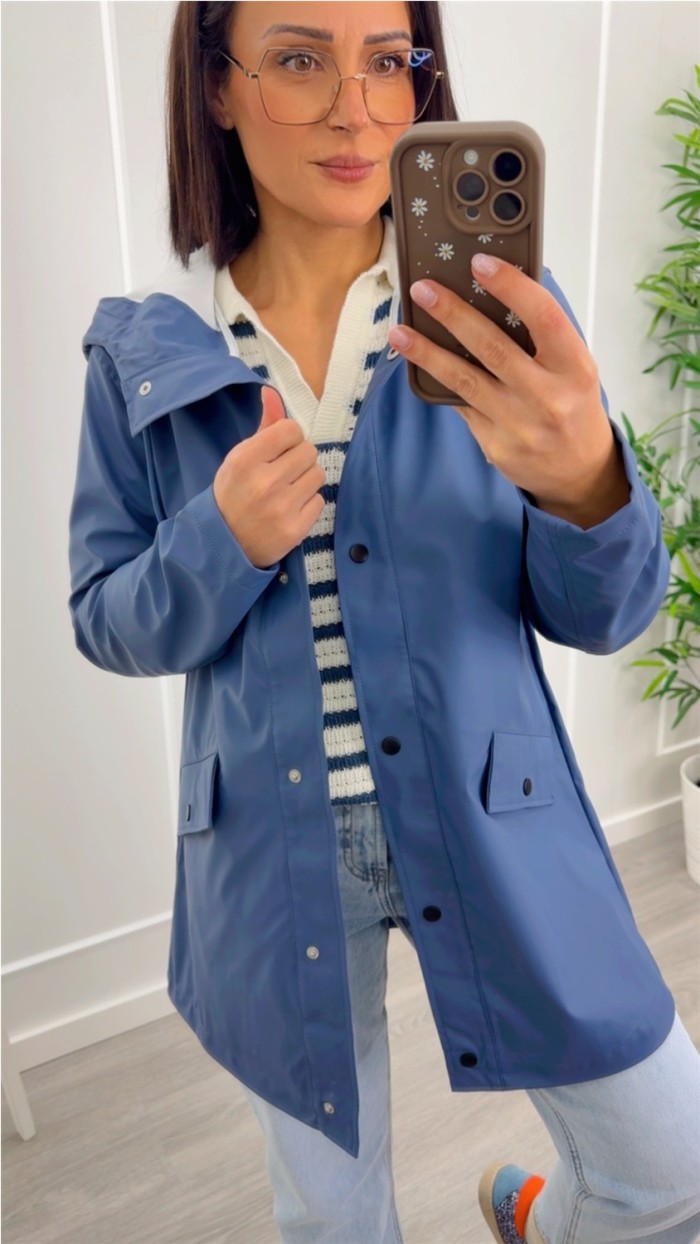 chubasquero azul con capucha y bolsillos laterales