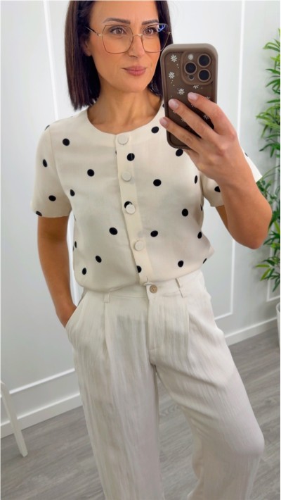 blusa de lunares botones forrados, fondo beige lunar en negro
