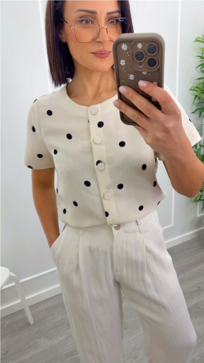 blusa de lunares botones forrados, fondo beige lunar en negro