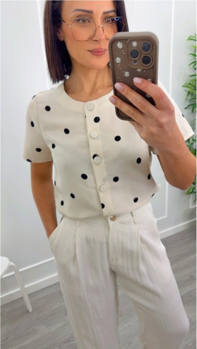 blusa de lunares botones forrados, fondo beige lunar en negro