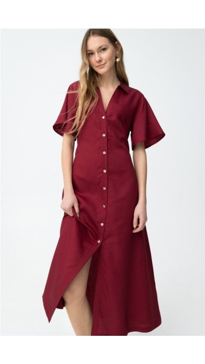 Vestido de color rojo, corte regular, botones delanteros, manga corta