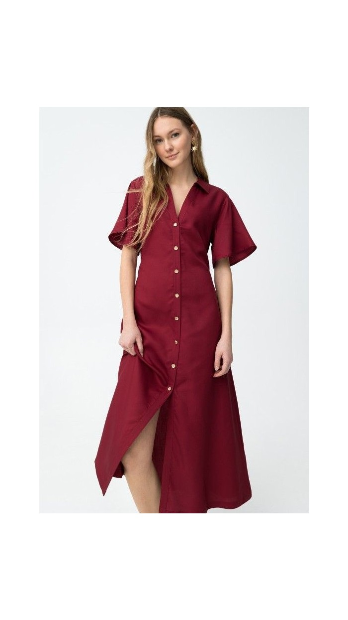 Vestido de color rojo, corte regular, botones delanteros, manga corta