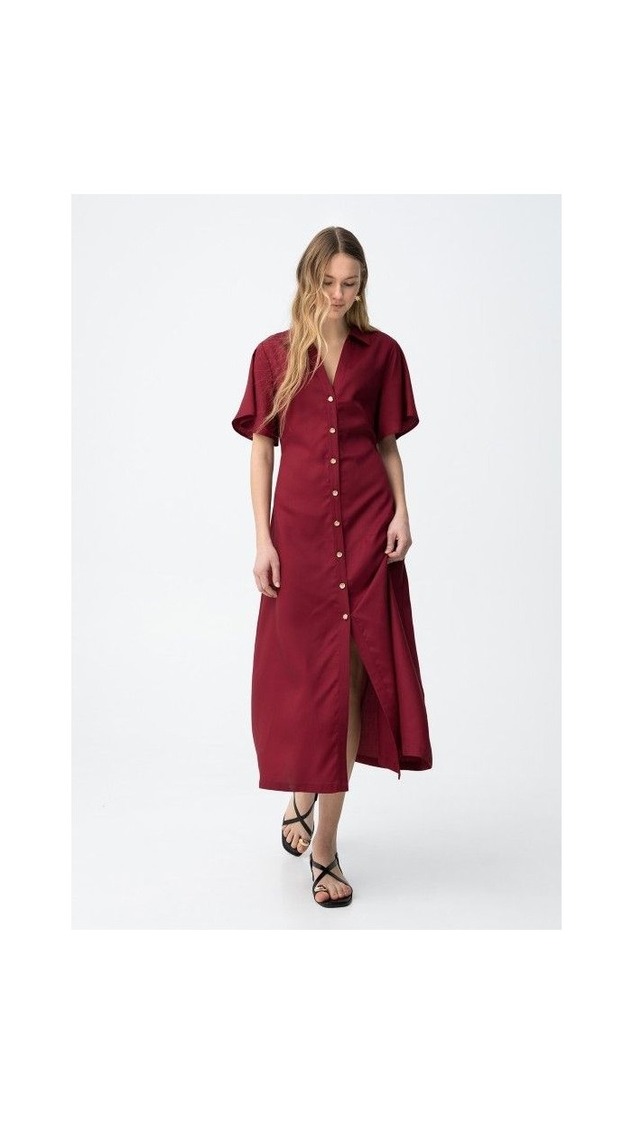 Vestido de color rojo, corte regular, botones delanteros, manga corta