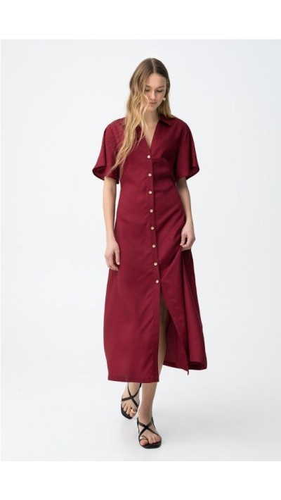 Vestido de color rojo, corte regular, botones delanteros, manga corta