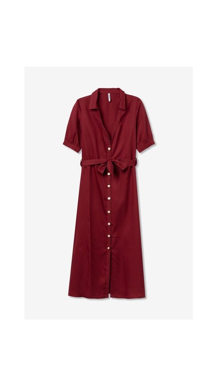 Vestido de color rojo, corte regular, botones delanteros, manga corta