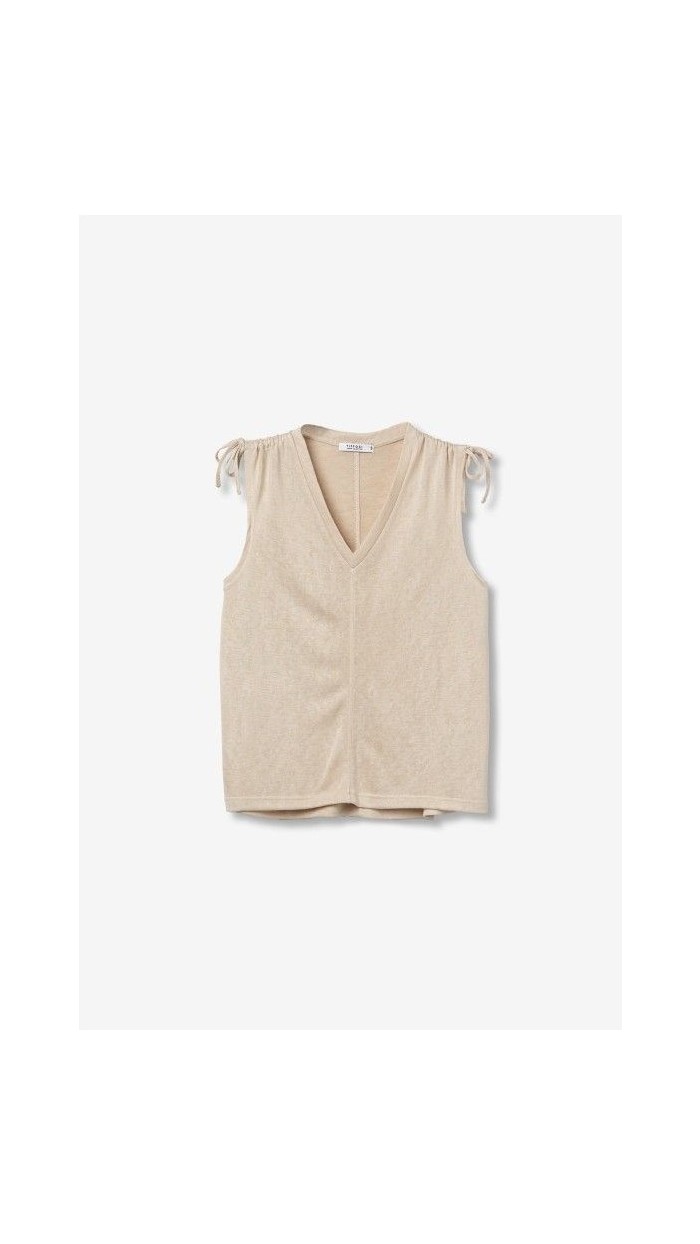 camiseta beige fruncida en el hombro