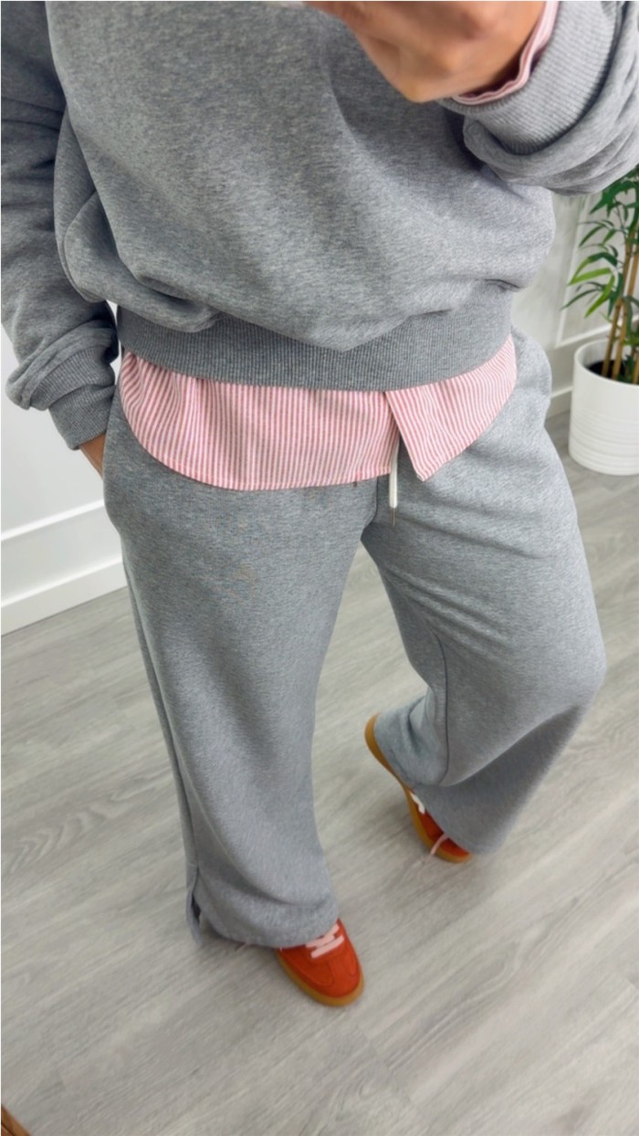 CHANDAL SUDADERA MÁS PANTALON GRIS Y BLANCO CON PANTALÓN FLUÍDO Y DETA