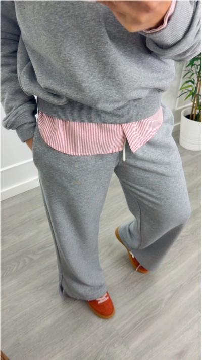 CHANDAL SUDADERA MÁS PANTALON GRIS Y BLANCO CON PANTALÓN FLUÍDO Y DETA