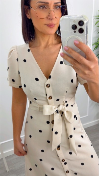 vestido de lunares fondo beige y lunar negro