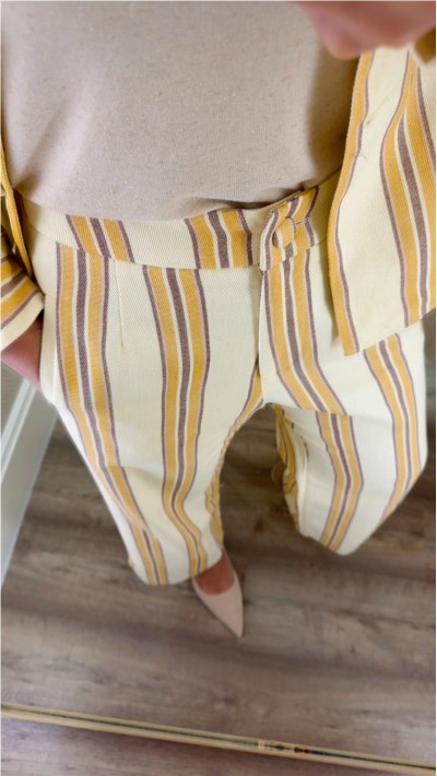 pantalón fondo beige con rayas amarillas rosa y marrón