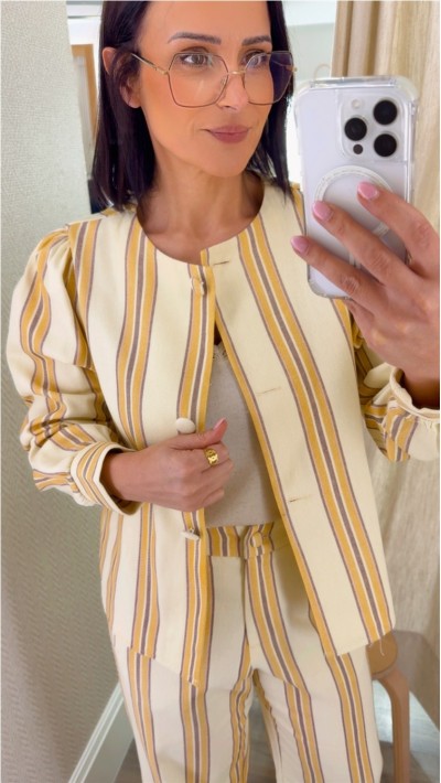 blusa fondo beige rayas amarillas rosa y marrón